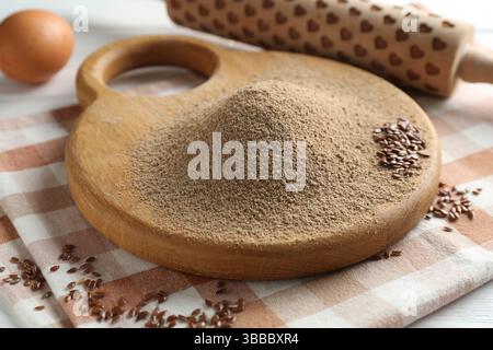 Leinsamenmehl, Nudel und Ei auf dem Tisch, Nahaufnahme Stockfoto