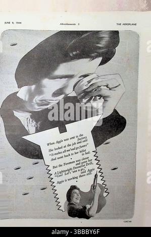 Originalwerbung aus der Kriegszeit des Flugzeugmagazins vom 9. Juni 1944, die eine humorvolle Darstellung von „Aggie“ zeigt, einer Frau, die anfangs von Fabrikarbeiten überwältigt wurde, aber erfolgreich für den Einsatz eines leichten Desoutter Drills ausgebildet wurde. Diese Werbung förderte die Beteiligung von Frauen an der Kriegsproduktion, indem sie die einfache Verwendung von Werkzeugen und die Zunahme der weiblichen Arbeit in der Munitions- und Flugzeugfertigung während des Zweiten Weltkriegs hervorhob Stockfoto