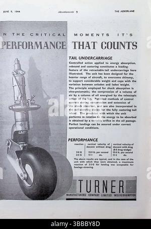 Originalwerbung aus Kriegszeiten vom 9. Juni 1944 aus dem Flugzeugmagazin, in der Turner Manufacturing Company Ltd. Für das oleo-pneumatische Heckfahrwerk für Militärflugzeuge werben sollte. Das einziehbare Heckrad ist für eine leistungsfähige Dämpfung des Aufpralls und das Handling von Gewichtsschwankungen ausgelegt. Es verfügt über eine Zugstufenregelung, eine Lenkung und eine selbstzentrierende Vorrichtung. Die Leistungszahlen für Landungsszenarien mit und ohne Luftwiderstand verdeutlichen Turners technische Innovation während des Zweiten Weltkriegs Stockfoto
