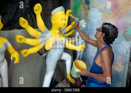 Ein Handwerker vervollständigte die Strohstatue der Göttin Durga im Bezirk Kumartuli während des Durga Puja Festivals in Kalkutta, Kalkutta, Kalkutta, Stockfoto
