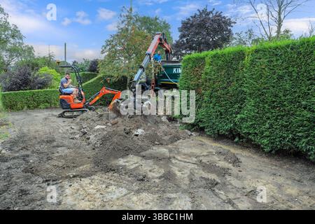Ein Minibagger Kybota K008-5 in einem Garten, Stoke-on-Trent, Staffordshire, England, Großbritannien Stockfoto