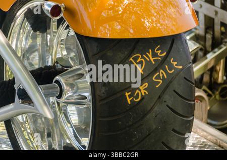 Ansicht der Hinterreifen des Motorrads zum Verkauf, mit gelbem Kotflügel und Monsterreifen. Stockfoto