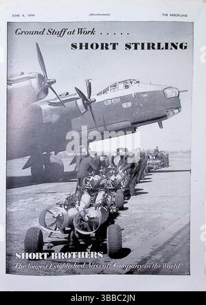 Die Bodencrew bereitet Bomben für die Verladung unter einem kurzen Stirling schweren Bomber vor, in diesem Werbespot von Short Brothers im Juni 1944. Die Stirling, Großbritanniens erster viermotoriger Bomber des Zweiten Weltkriegs, wird gezeigt, dass sie bereit für eine Mission ist. Dieses Bild verdeutlicht die wichtige Rolle des RAF-Bodenpersonals und das logistische Rückgrat des Flugbetriebs. Stockfoto