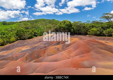 Berühmte geologische Formation der Sieben Farbigen Erden in Mauritius, Afrika. Malerischer Blick auf die mehrfarbigen Erddünen in Chamarel, Mauritius. Stockfoto