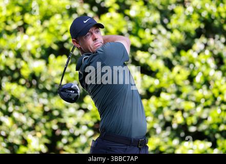 Charlotte, Usa. Mai 2025. Rory McIlroy aus Nordirland trifft seinen Abschlag auf das 12. Loch in der ersten Runde der PGA Championship 2025 im Quail Hollow Club in Charlotte, North Carolina am Donnerstag, den 15. Mai 2025. Foto: Tannen Maury/UPI Credit: UPI/Alamy Live News Stockfoto