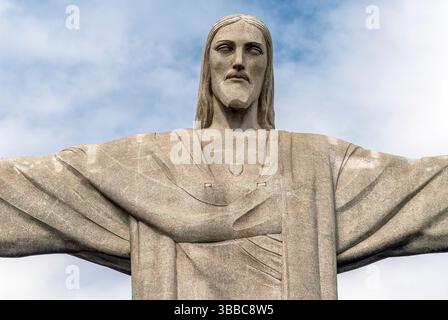 Nahaufnahme der Jesu-Statue auf dem Gipfel des Corcovado mit dem Titel Christus der Erlöser, Rio de Janeiro, Brasilien Stockfoto