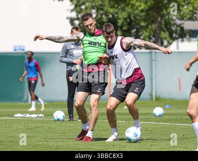 Augsburg, Deutschland. Mai 2025. Kampf um den Ball zwischen Jeffrey Gouweleeuw (FC Augsburg #6) und Cédric Zesiger (FC Augsburg #16) FC Augsburg, Training, Credit: dpa/Alamy Live News Stockfoto