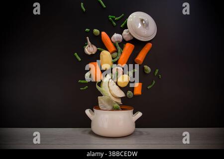 Gemüse in Bewegung vor dem Kochen in Suppe. Stockfoto