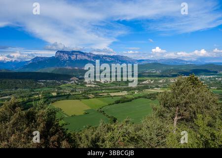 Dramatisch schroffe Berggipfel mit Blick auf das grüne Tal mit einem Mosaik von bewirtschafteten Feldern. Atemberaubender panoramablick vom erhöhten Aussichtspunkt Stockfoto