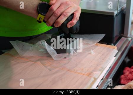 Bio-Fleisch-Sushi. Fleisch-Sushi-Rezept. Schritt-für-Schritt-Vorbereitung. Gemischtes Tablett Ihrer Wahl. Stockfoto