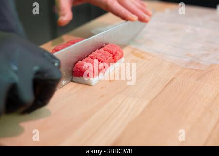 Bio-Fleisch-Sushi. Fleisch-Sushi-Rezept. Schritt-für-Schritt-Vorbereitung. Gemischtes Tablett Ihrer Wahl. Stockfoto