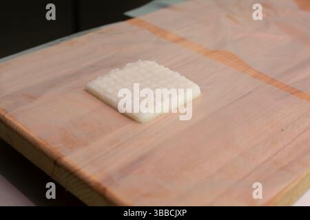 Bio-Fleisch-Sushi. Fleisch-Sushi-Rezept. Schritt-für-Schritt-Vorbereitung. Gemischtes Tablett Ihrer Wahl. Stockfoto