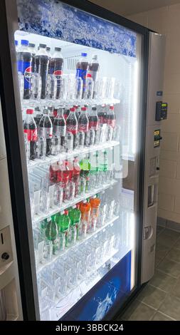 Syracuse, NY USA - 04. März 2025: Verkaufsautomat mit einer Auswahl an alkoholfreien Getränken wie Coca-Cola und Pepsi, hell beleuchtet, um Aufmerksamkeit auf sich zu ziehen, aus Stockfoto