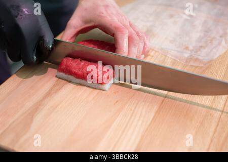 Bio-Fleisch-Sushi. Fleisch-Sushi-Rezept. Schritt-für-Schritt-Vorbereitung. Gemischtes Tablett Ihrer Wahl. Stockfoto