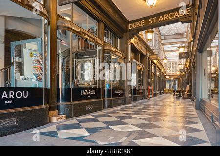 Cardiff, South Glamorgan, Wales, Europa - 9. Mai 2025: Duke St Shopping Arcade. Flachwinkelansicht ohne Personen. Stockfoto