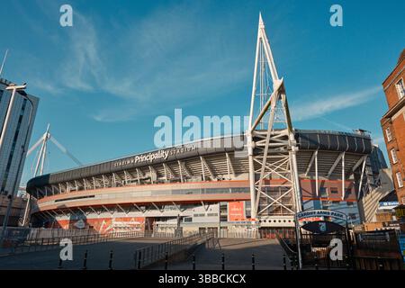 Principality Stadium in Cardiff, Wales, fotografiert am Fluss an einem sonnigen Tag. Legendärer Sportort, der für Rugby, Konzerte und große Veranstaltungen bekannt ist Stockfoto