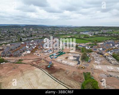 Neue Häuser werden am Rande des ehemaligen Filton Flugplatzes in Bristol gebaut, heute ein großes Sanierungsprojekt für Wohn- und Geschäftsbereiche, April 2025 Stockfoto