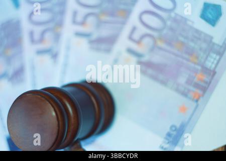 Hammer und vier Euro-Banknoten Stockfoto