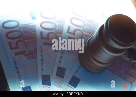 Richter geben Euro-Banknoten-Auktionator Hammer Stockfoto