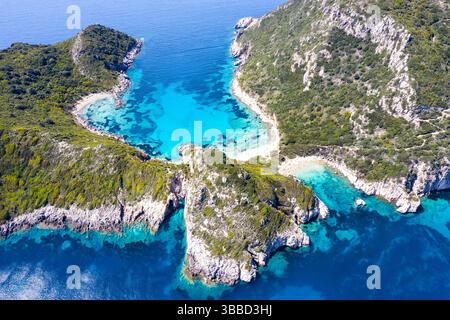 Aus der Vogelperspektive auf den berühmten Doppelstrand von Porto Timoni, Region Afionas, Korfu, Griechenland Stockfoto