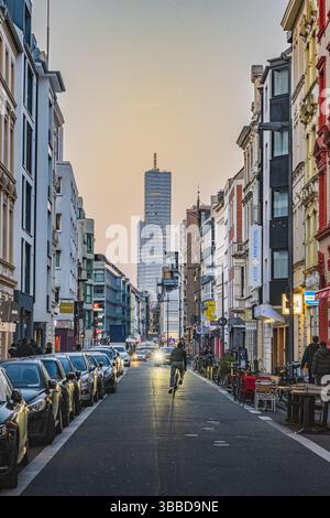 Blick auf die Friesenwall Straße an einem warmen, sonnigen Abend Stockfoto