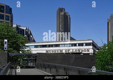 LONDON UK - 30. APRIL 2025: Außenansicht des ehemaligen Gebäudes des London Museum in London Wall mit Schild - 2022 ausgezogen Stockfoto