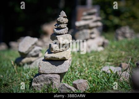 Steine, die auf dem Boden liegen Stockfoto