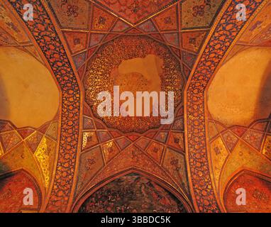 Der Chehel Sotun Palast befindet sich in Isfahan, Iran. Er wurde von den Safavids im 17. Jahrhundert erbaut. Es hat Holzarchitektur. Stockfoto