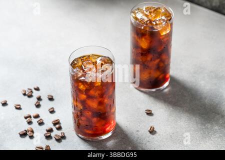 Kalt erfrischender eiskalter Cold Brew-Kaffee im Glas Stockfoto