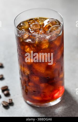 Kalt erfrischender eiskalter Cold Brew-Kaffee im Glas Stockfoto