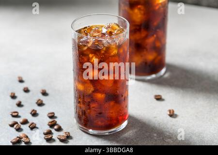 Kalt erfrischender eiskalter Cold Brew-Kaffee im Glas Stockfoto