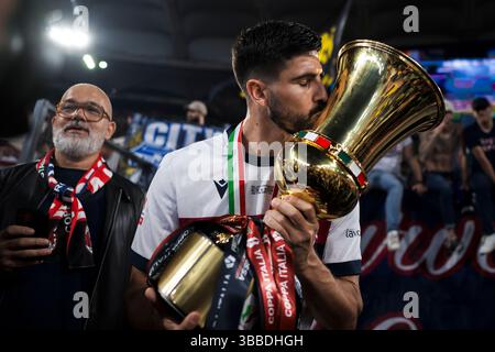 Charalampos Lykogiannis vom FC Bologna feiert mit der Trophäe während der Preisverleihung nach dem letzten Fußballspiel der Coppa Italia zwischen dem AC Milan und dem FC Bologna. Stockfoto