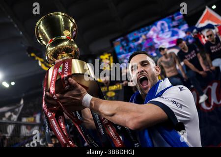 Charalampos Lykogiannis vom FC Bologna feiert mit der Trophäe während der Preisverleihung nach dem letzten Fußballspiel der Coppa Italia zwischen dem AC Milan und dem FC Bologna. Stockfoto