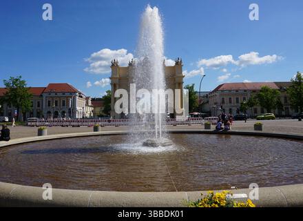 Der Luisenplatz ist ein historischer Platz in der Altstadt mit einem Wahrzeichen-Wasserbrunnen und dem Brandenburger Tor, Potsdam Stockfoto