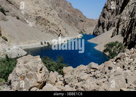 Fann-Berge in Pamir Alay, Tadschikistan. Trockene Wüstenlandschaft in Mittelasien, See und Bäume. Tadschikistan Fann Berge See Panorama Stockfoto