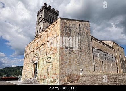 Barga, Lucca, Toskana, Italien: Das mittelalterliche Kollegiat San Cristoforo, die wichtigste römisch-katholische Kirche der alten toskanischen Stadt, ein Beispiel für Romane Stockfoto