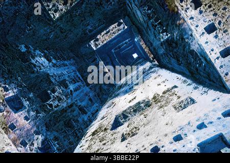 Fantasy-Illustration eines seltsamen gefrorenen Innenraums einer alten verlassenen Architektur. Ölgemälde eines geheimnisvollen Turms oder Tunnels. Winterblick von A m Stockfoto