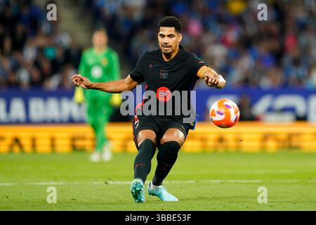 Barcelona, Spanien. Mai 2024. Ronald Araujo vom FC Barcelona spielte am 15. Mai 2025 im RCDE-Stadion in Barcelona, Spanien, während des La-Liga-Spiels zwischen RCD Espanyol und FC Barcelona. (Foto: Sergio Ruiz/PRESSINPHOTO) Credit: PRESSINPHOTO SPORTS AGENCY/Alamy Live News Stockfoto