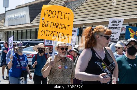 San Jose, Usa. Mai 2025. Demonstranten marschieren vom USCIS-Einwanderungsamt zum ICE-Büro (Immigration and Customs Enforcement), um am Donnerstag, den 15. Mai 2025, in San Jose, Kalifornien, friedlich vorbeizugehen. Foto: Terry Schmitt/UPI Credit: UPI/Alamy Live News Stockfoto