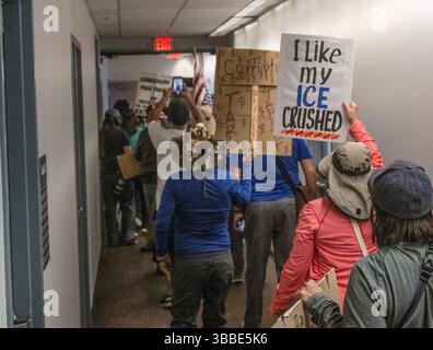 San Jose, Usa. Mai 2025. Demonstranten laufen am Donnerstag, den 15. Mai 2025, durch die ICE-Büros (Einwanderungs- und Zollbehörden) in San Jose, Kalifornien. Foto: Terry Schmitt/UPI Credit: UPI/Alamy Live News Stockfoto