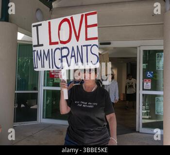 San Jose, Usa. Mai 2025. Demonstranten laufen am Donnerstag, den 15. Mai 2025, durch die ICE-Büros (Einwanderungs- und Zollbehörden) in San Jose, Kalifornien. Foto: Terry Schmitt/UPI Credit: UPI/Alamy Live News Stockfoto