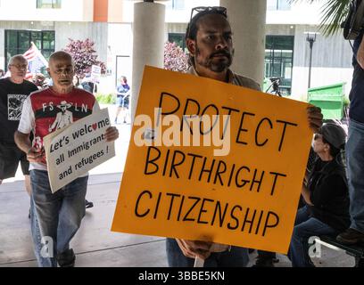 San Jose, Usa. Mai 2025. Demonstranten laufen am Donnerstag, den 15. Mai 2025, durch die ICE-Büros (Einwanderungs- und Zollbehörden) in San Jose, Kalifornien. Foto: Terry Schmitt/UPI Credit: UPI/Alamy Live News Stockfoto