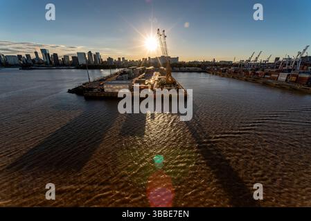Sonnenuntergang an den Docks und der Stadt Buenos Aires, Argentinien Stockfoto
