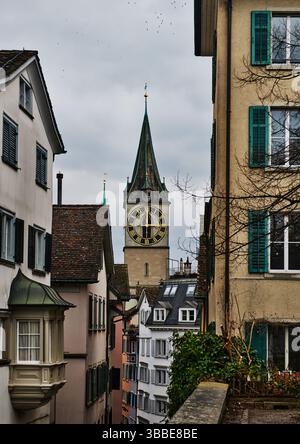 Der Uhrenturm der Peterskirche, das größte Zifferblatt Europas, bewacht den geschäftigen und historischen Rennweg in Zürich, Schweiz Stockfoto