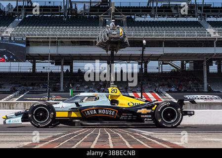 Der Fahrer DER NTT INDYCAR-SERIE ALEXANDER ROSSI (20) (USA) aus Nevada City, KALIFORNIEN, überquert den Ziegelhof während eines Trainings zum 109. Lauf des Indianapolis 500 auf dem Indianapolis Motor Speedway IN. Stockfoto