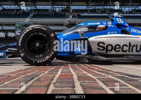 Der Fahrer DER NTT INDYCAR-SERIE, MARCUS ARMSTRONG (66) (NZL) aus Christchurch, Neuseeland, überquert den Ziegelhof während eines Trainings für den 109. Lauf des Indianapolis 500 auf dem Indianapolis Motor Speedway IN. Stockfoto