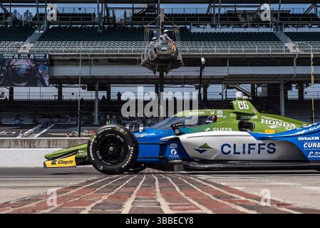 Der Fahrer DER NTT INDYCAR-SERIE HELIO CASTRONEVES (06) aus Sao Paulo, Brasilien, überquert den Ziegelhof während eines Trainings zum 109. Lauf des Indianapolis 500 auf dem Indianapolis Motor Speedway IN. Stockfoto