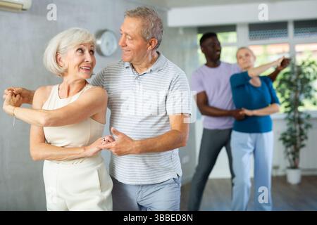 Gruppe multiethnischer Erwachsener, die Gesellschaftstanz tanzt Stockfoto