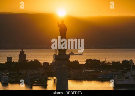 MESSINA, ITALIEN - 06. NOVEMBER 2018 - Forte del Santissimo Salvatore mit Statue der Heiligen Maria oder Madonna Della Lettera im goldenen Glanz des Su Stockfoto