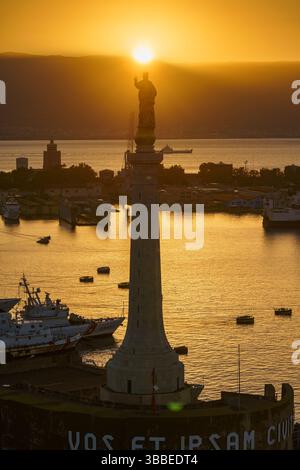 MESSINA, ITALIEN - 06. NOVEMBER 2018 - Forte del Santissimo Salvatore mit Statue der Heiligen Maria oder Madonna Della Lettera im goldenen Glanz des Su Stockfoto